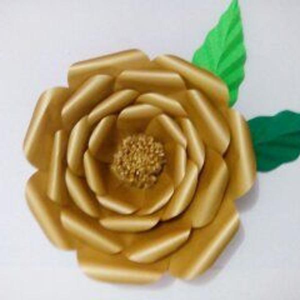 flor de papel dourada