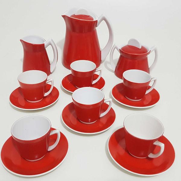 jogo de café, em porcelana branca e vermelha. diferente