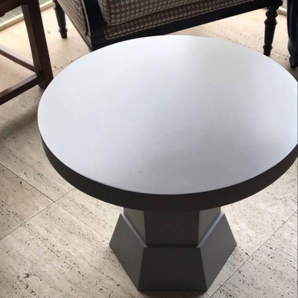 linda mesa lateral em laca cinza