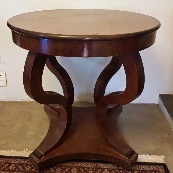 mesa lateral em madeira maciça, inteiramente folheada em