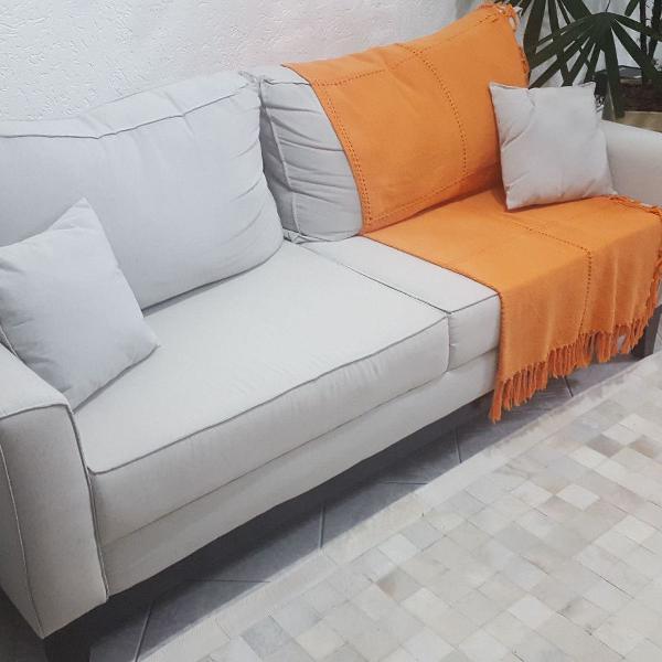 sofa 3 lugares com pé em madeira
