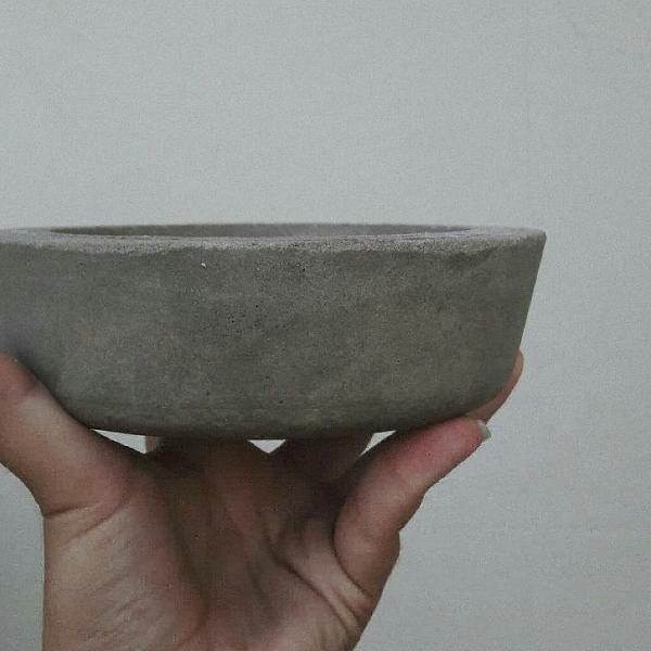 vaso de concreto pequeno.