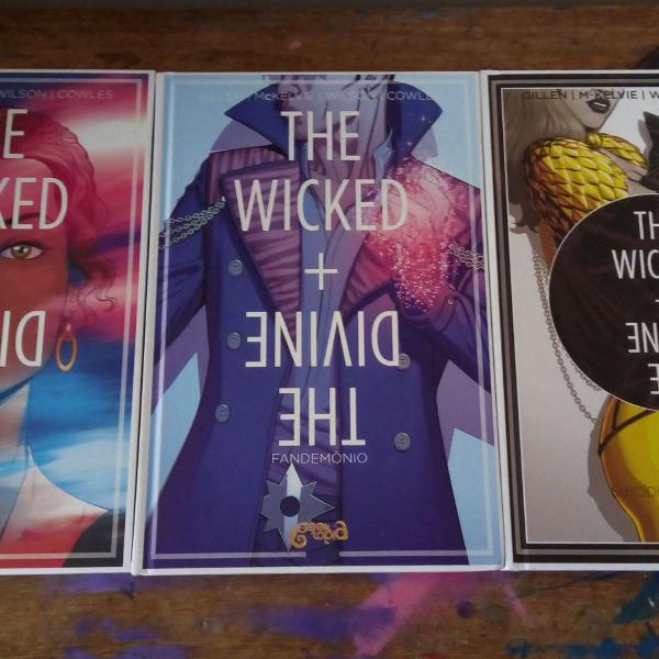 graphic novel "the wicked + the divine" - coleção