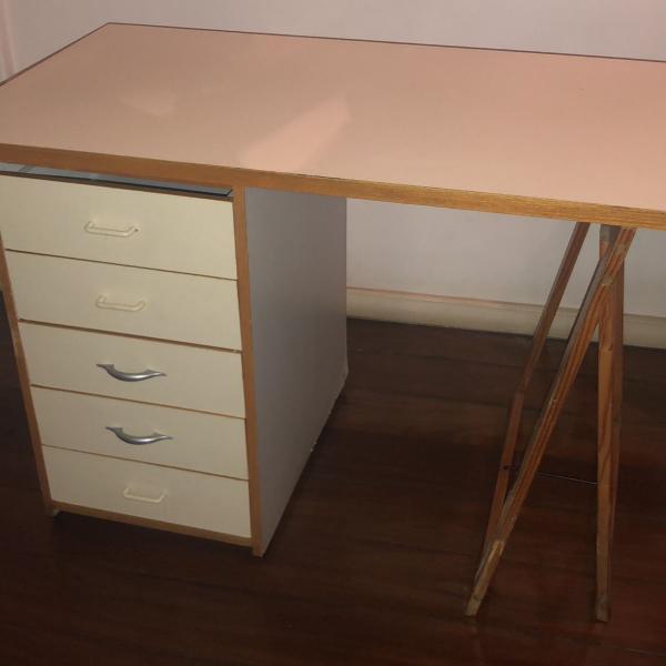 mesa escrivaninha com módulo gaveteiro