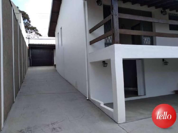 Casa com 3 Quartos para Alugar, 200 m² por R$ 3.400/Mês