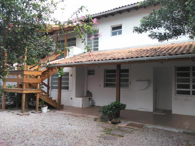 Casa com 3 Quartos para Alugar, 220 m² por R$ 3.500/Mês