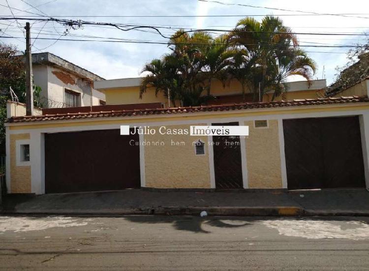 Casa com 3 Quartos para Alugar, 241 m² por R$ 2.700/Mês