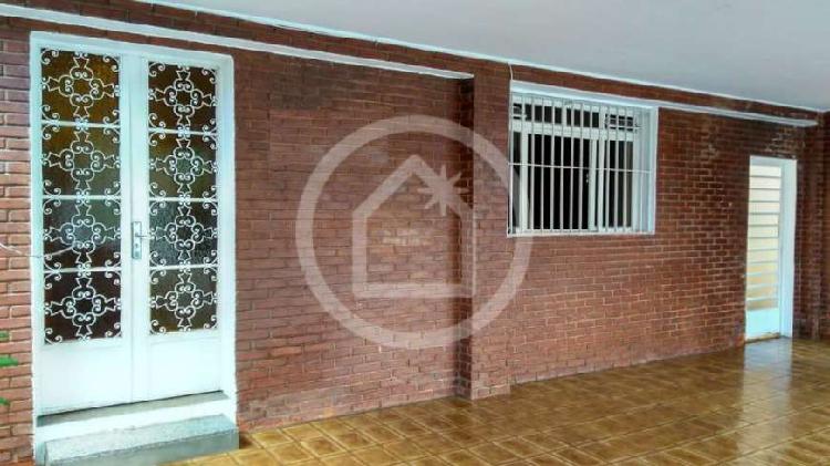 Casa com 4 Quartos para Alugar, 220 m² por R$ 2.800/Mês
