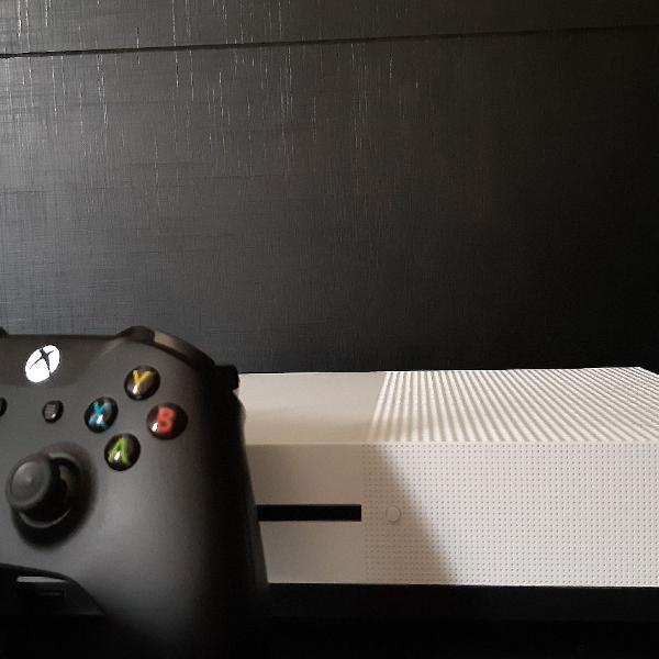 Xbox One S + 8 jogos + 2 controles