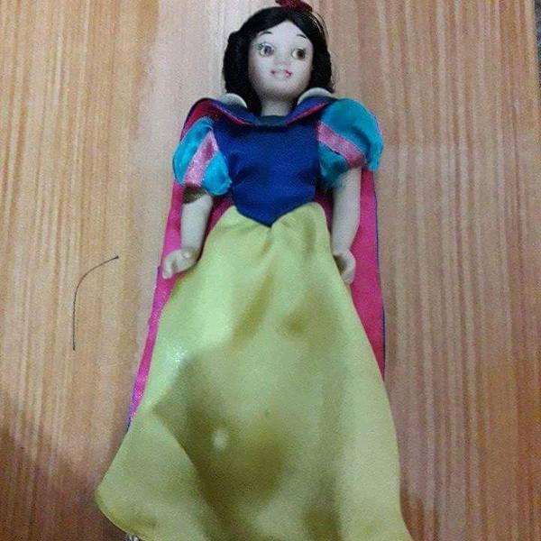 boneca branca de neve de porcelana