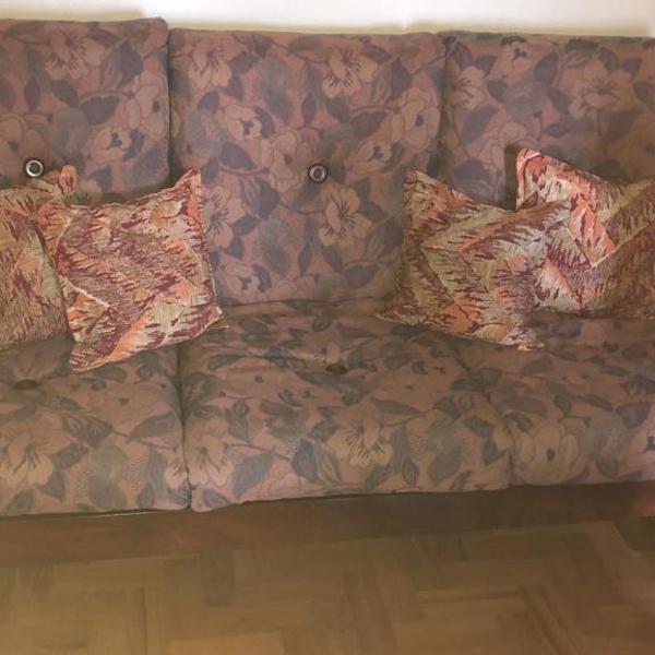 sofá de três lugares