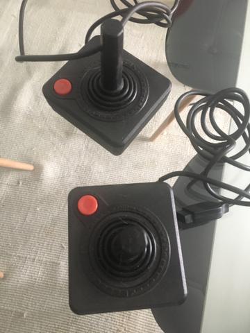 Atari com 2 joystick e 12 jogos no total