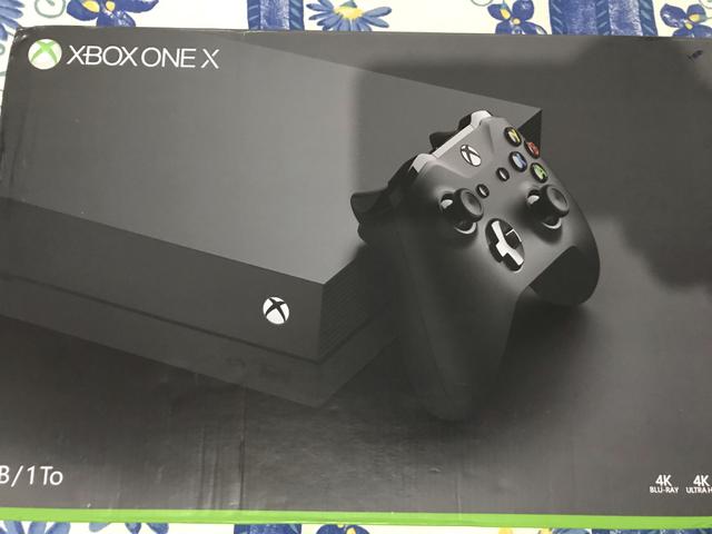 Vendo Xbox One X muito novo