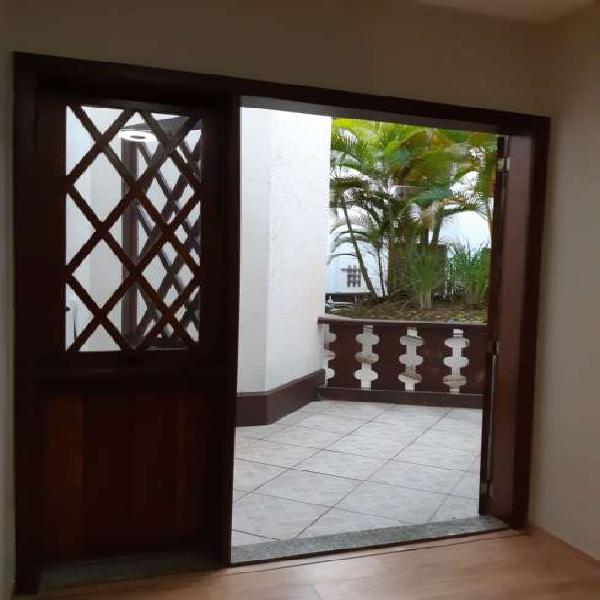 Apartamento com 2 Quartos à Venda, 70 m² por R$ 450.000