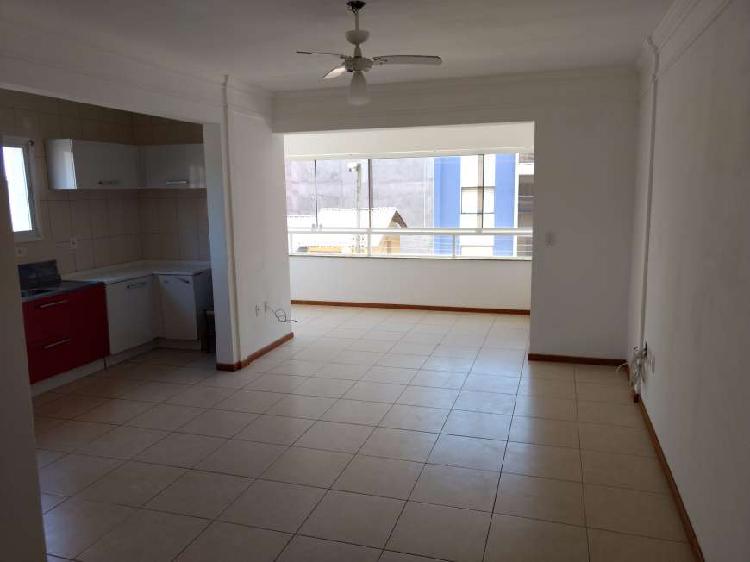 Apartamento com 2 Quartos à Venda, 73 m² por R$ 330.000