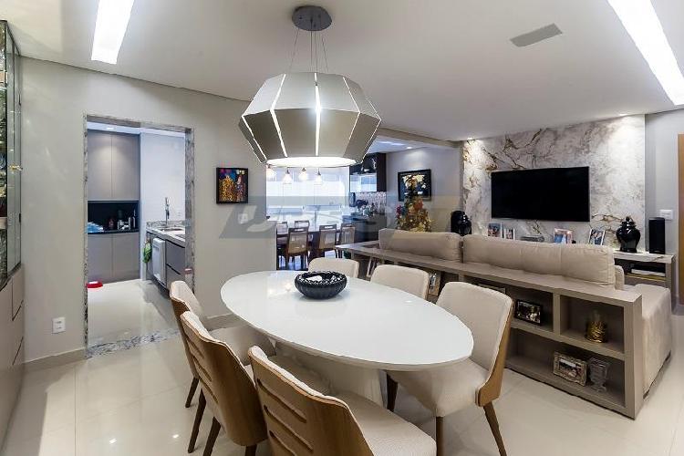 Apartamento com 3 Quartos à Venda, 121 m² por R$ 790.000
