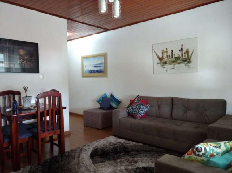 Apartamento com 3 Quartos à Venda, 90 m² por R$ 335.000