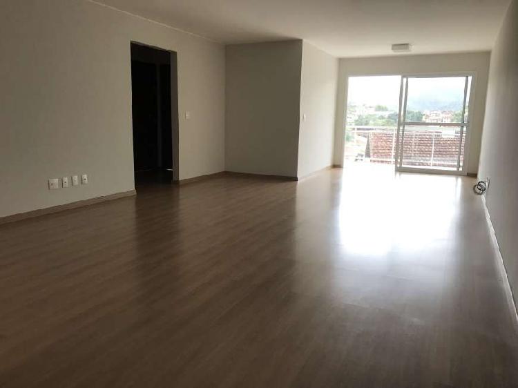 Apartamento com 3 Quartos para Alugar, 138 m² por R$