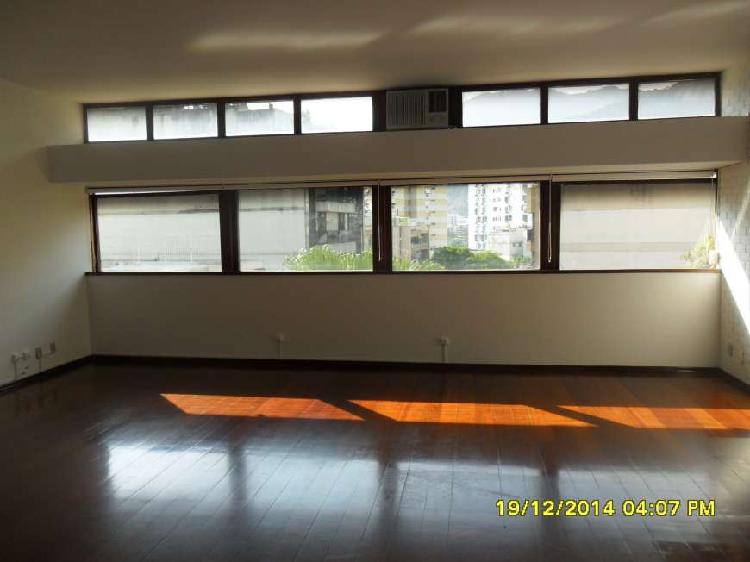 Apartamento com 3 Quartos para Alugar, 155 m² por R$