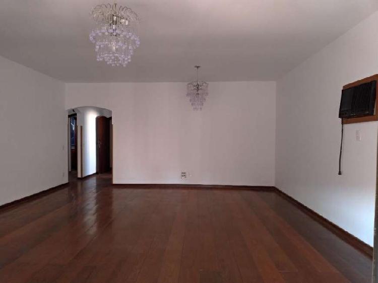 Apartamento com 3 Quartos para Alugar, 180 m² por R$
