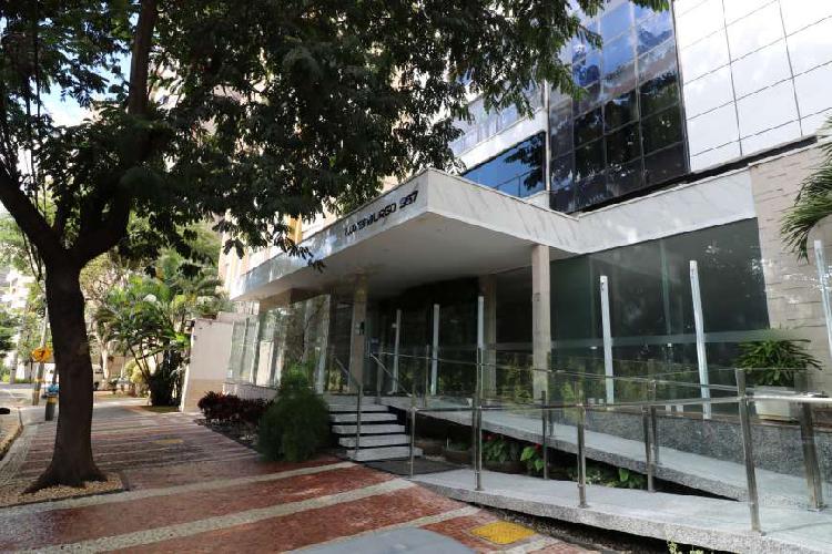 Apartamento com 4 Quartos à Venda, 173 m² por R$ 650.000