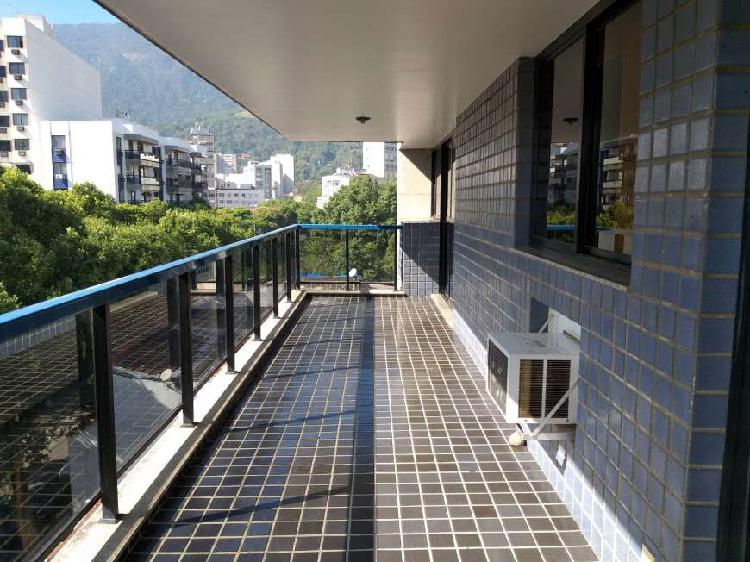 Apartamento com 4 Quartos para Alugar, 220 m² por R$