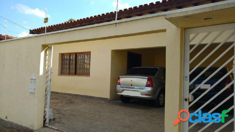 Casa 2 dormitórios, sendo um terceiro sótão com suíte -