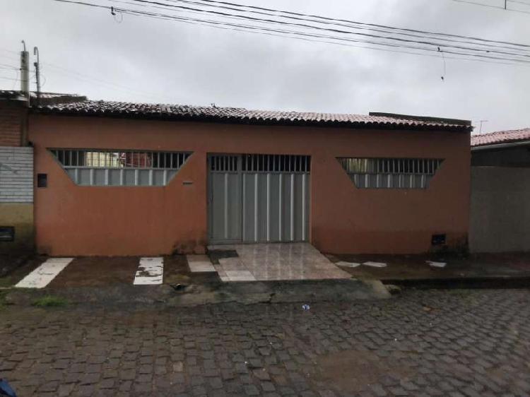 Casa com 3 Quartos à Venda, 200 m² por R$ 220.000 COD.