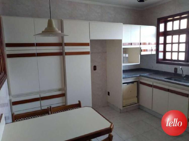 Casa com 3 Quartos para Alugar, 180 m² por R$ 2.450/Mês