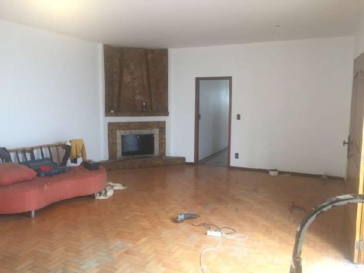 Casa com 3 Quartos para Alugar, 230 m² por R$ 2.250/Mês