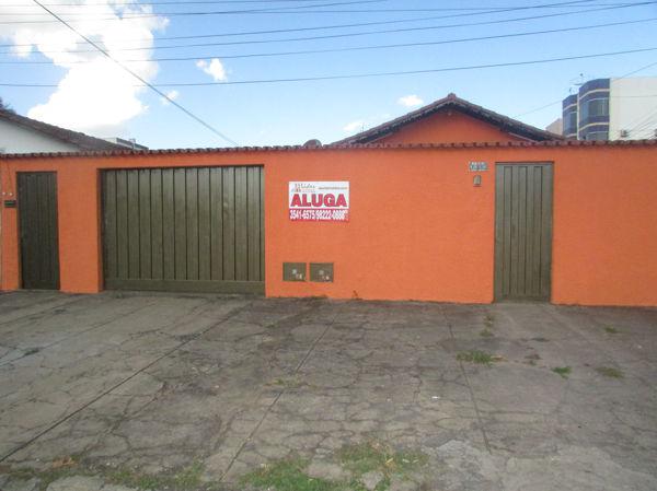 Casa com 4 Quartos para Alugar, 240 m² por R$ 1.700/Mês