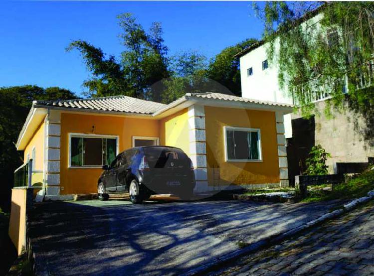Casa de Condomínio com 4 Quartos à Venda, 200 m² por R$