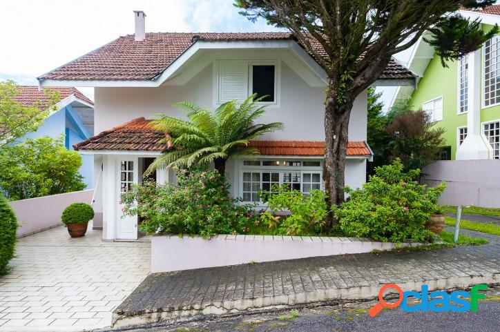 Casa em condomínio fechado na região do Alto do Capivari.