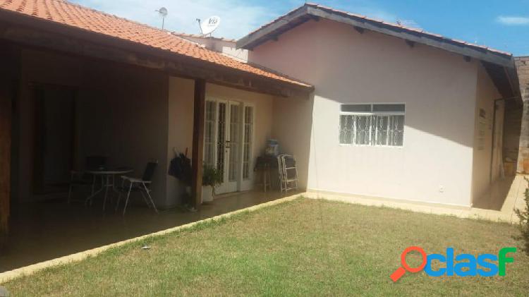 Casa térrea 4 dormitórios sendo uma suíte - Casa a Venda