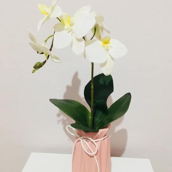 arranjo de orquídea com vaso em cerâmica