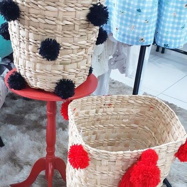 cesto retangular em palha com pompom vermelho