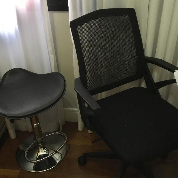 duas cadeiras de escritorio
