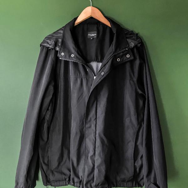 jaqueta corta vento preta com capuz removível