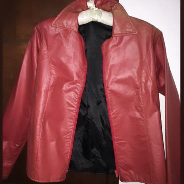 jaqueta de couro sintético vermelha
