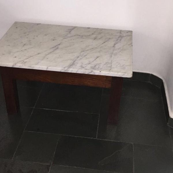 mesa baixa com tampo de mármore