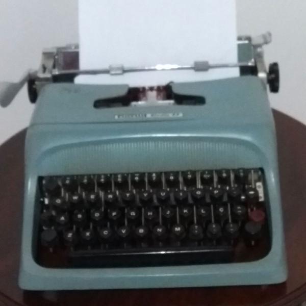 máquina de escrever Olivetti Studio 44 Italiana
