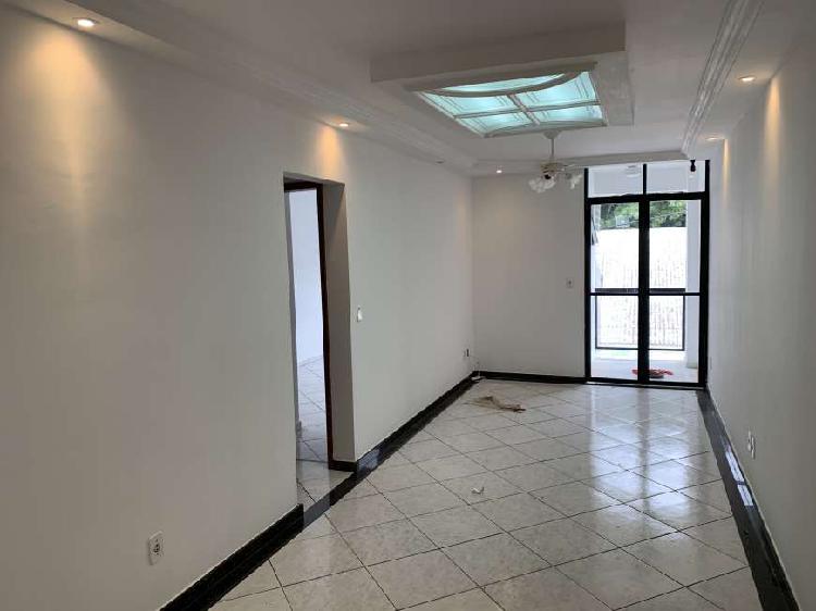 Apartamento com 2 Quartos para Alugar, 70 m² por R$