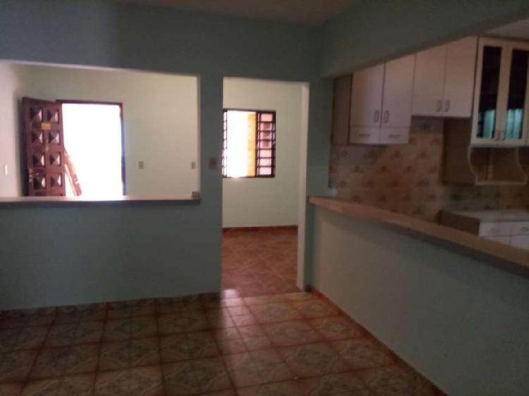 Casa com 2 Quartos para Alugar, 70 m² por R$ 1.400/Mês