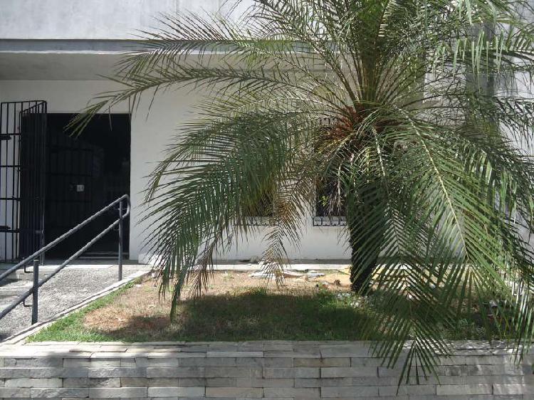 Casa com 4 Quartos para Alugar, 320 m² por R$ 2.800/Mês