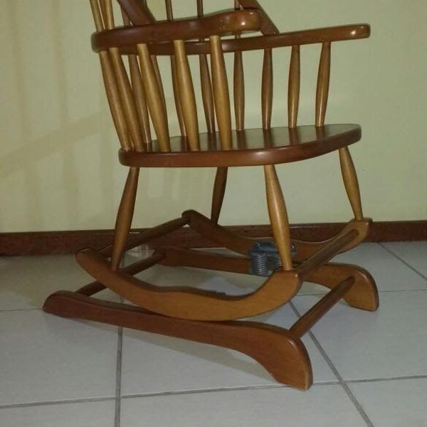 cadeira de balanço de madeira maciça