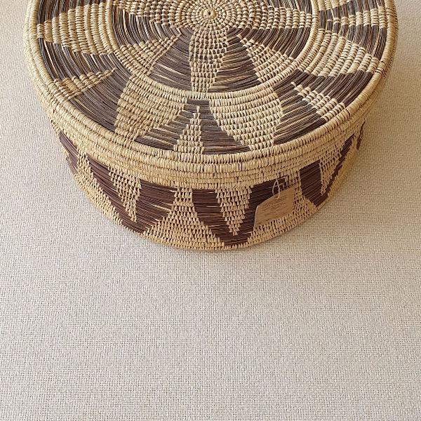 cesto indígena com tampa em fibra natural
