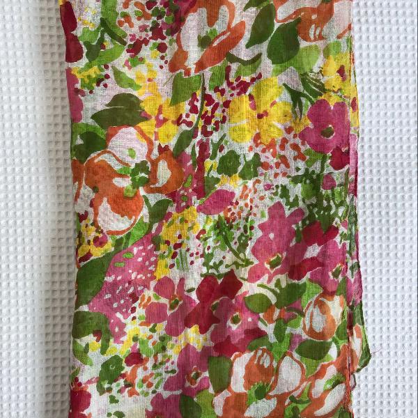 lenço estampa floral aquarela