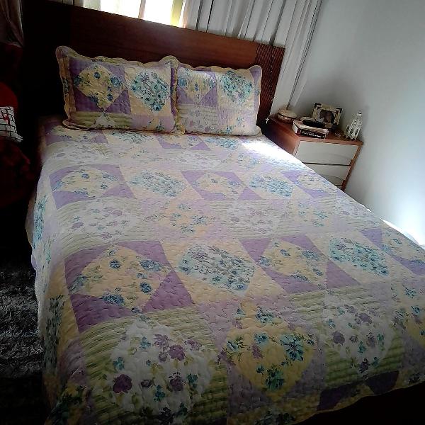 lindo jogo de cama cobre-leito e dois porta-travesseiros
