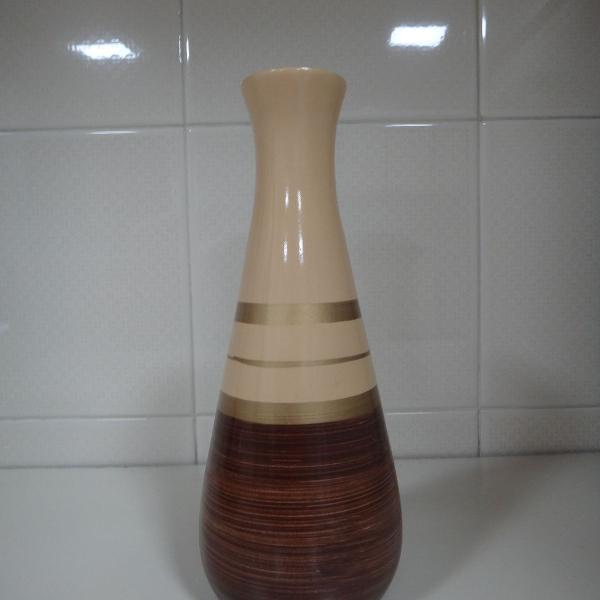 vaso de cerâmica bege e marrom