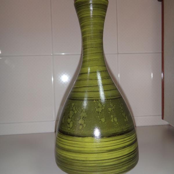 vaso de cerâmica verde